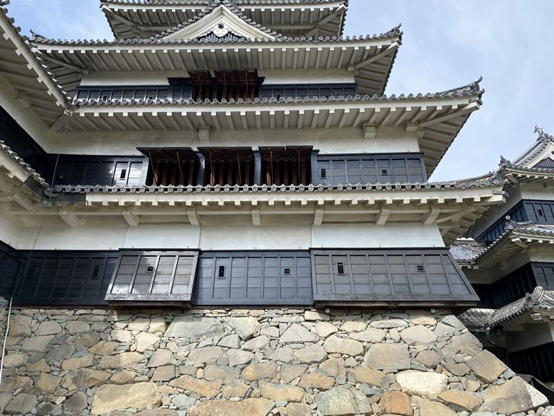 松本城の天守を見上げたアングル