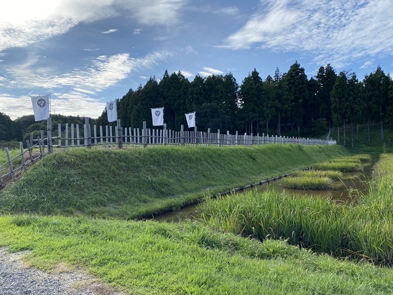 春日山城土塁と堀の復元