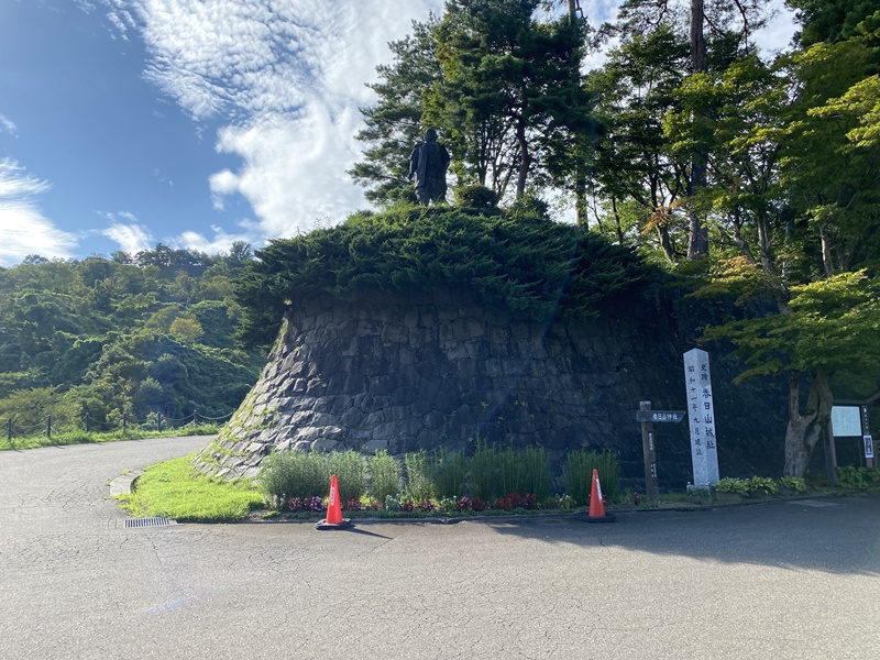 春日山城上杉謙信の銅像