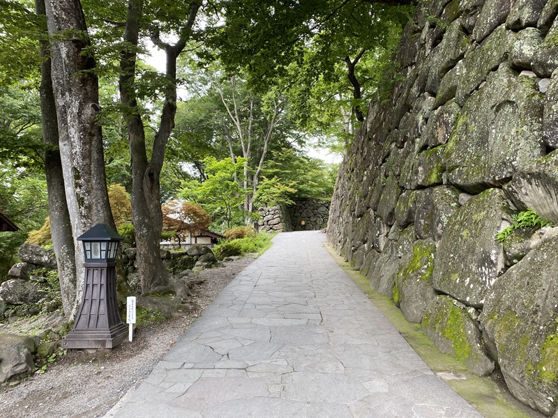 小諸城石垣と木々の様子