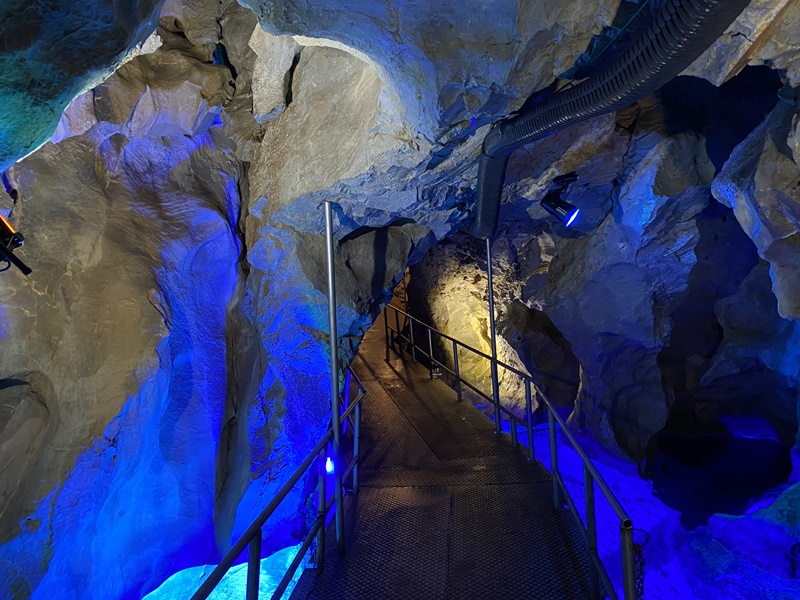 稲積水中鍾乳洞2