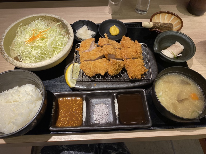 黒かつ亭トンカツ